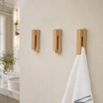 Patère murale bois clair pour salle de bain