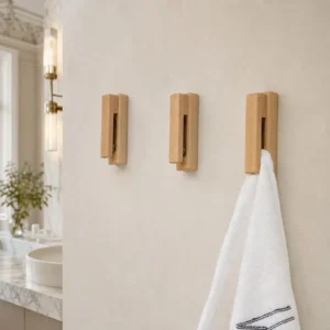 Patère murale bois clair pour salle de bain