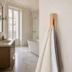 Patère murale bois clair pour salle de bain