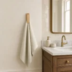 Patère murale bois clair pour salle de bain