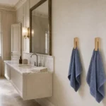 Patère murale bois clair pour salle de bain