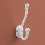 Patère murale crochet ancien en zinc moulé blanc