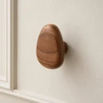 Patère murale ovale en bois foncé style moderne