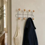 Porte-manteau mural 8 crochets métal chromé avec boules bois