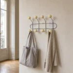Porte-manteau mural 8 crochets métal chromé avec boules bois jaunes