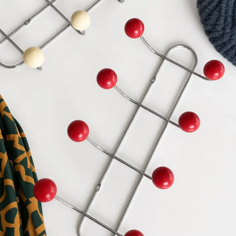 Porte-manteau mural 8 crochets métal chromé avec boules bois rouges