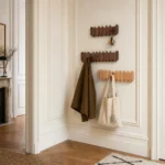 Porte-manteau mural bois clair 8 crochets