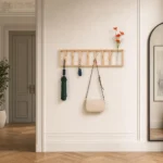 Porte-manteau mural en bois clair 8 crochets finition naturelle