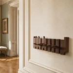 Porte-manteau mural bois foncé 8 crochets