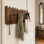 Porte-manteau mural en bois foncé format carré compact