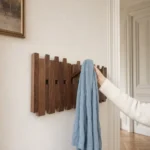 Porte-manteau mural en bois foncé format carré compact