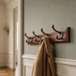 Porte-manteau mural bois de pin vintage 5 crochets métal