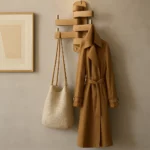 Porte-manteau mural design en bois clair, forme originale
