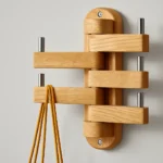 Porte-manteau mural design en bois clair, forme originale