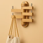 Porte-manteau mural design en bois clair, forme originale