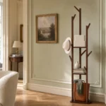 Porte-manteau sur pied en bois foncé autoportant
