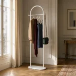 Porte-manteau sur pied courbé en métal blanc