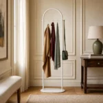 Porte-manteau sur pied courbé en métal blanc