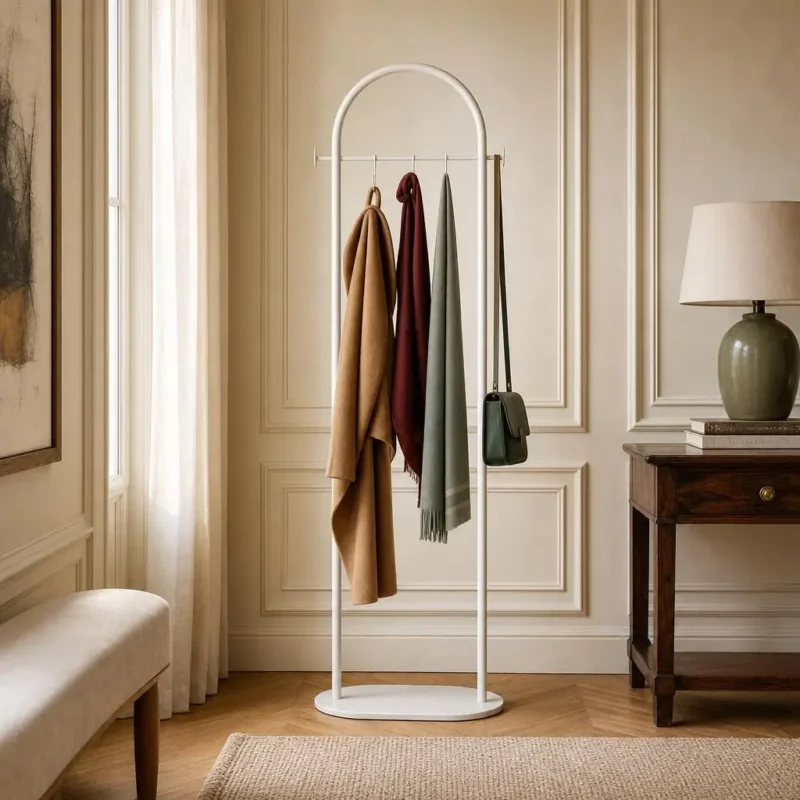 Porte-manteau sur pied courbé en métal blanc