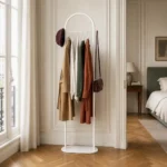 Porte-manteau sur pied courbé en métal blanc