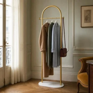 Porte-manteau sur pied courbé en métal finition dorée