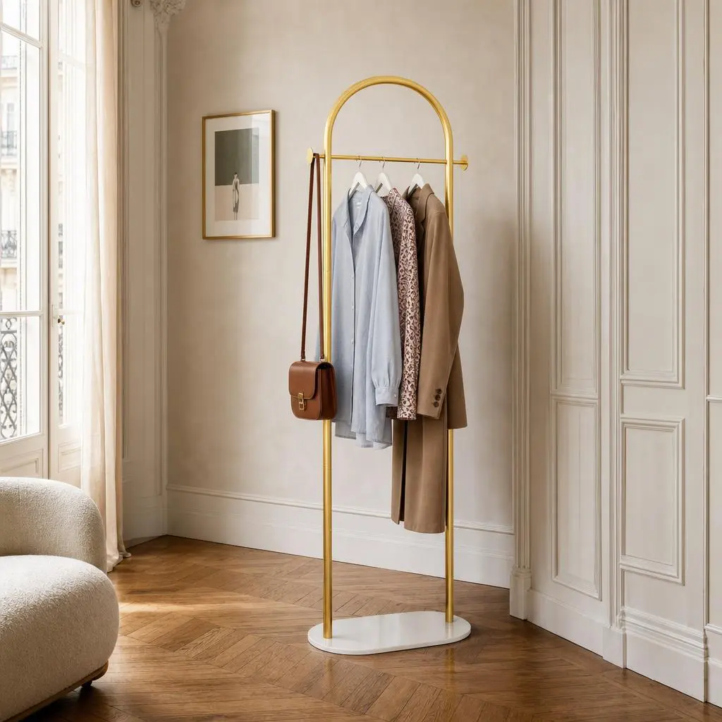 Porte-manteau sur pied courbé en métal finition dorée
