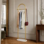 Porte-manteau sur pied courbé en métal finition dorée