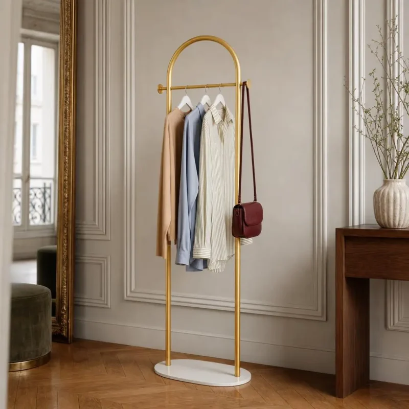 Porte-manteau sur pied courbé en métal finition dorée