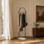 Porte-manteau sur pied en métal noir courbé