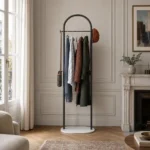 Porte-manteau sur pied en métal noir courbé