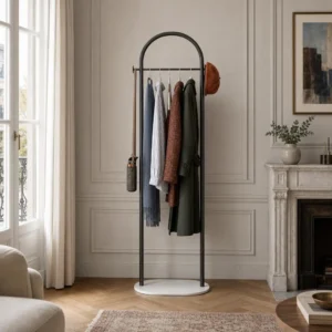 Porte-manteau sur pied en métal noir courbé