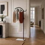 Porte-manteau sur pied métal noir et pied blanc