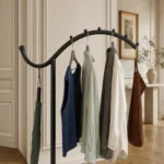 Porte-manteau sur pied métal noir et pied blanc