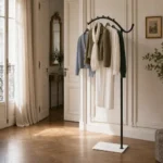 Porte-manteau sur pied métal noir et pied blanc