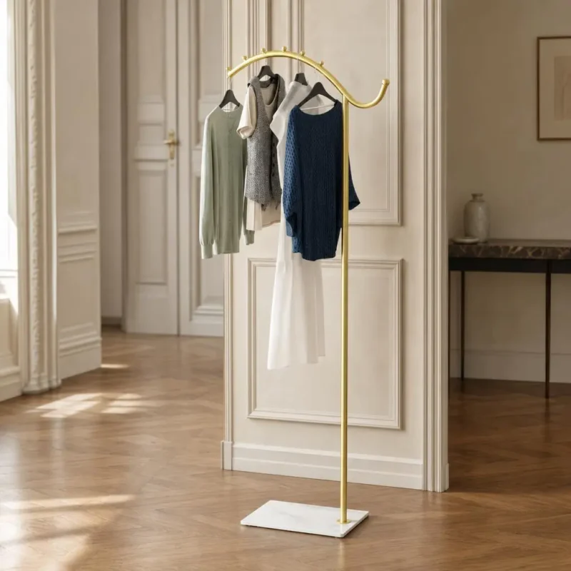 Porte-manteau sur pied métal vouté doré