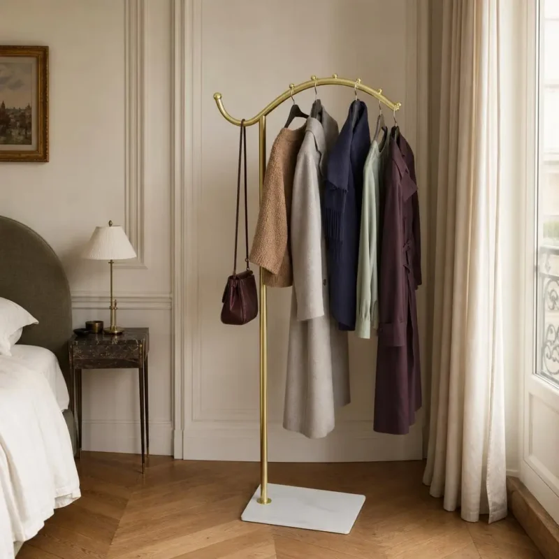 Porte-manteau sur pied métal vouté doré