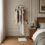 Porte-manteau sur pied métal vouté doré