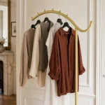 Porte-manteau sur pied métal vouté doré